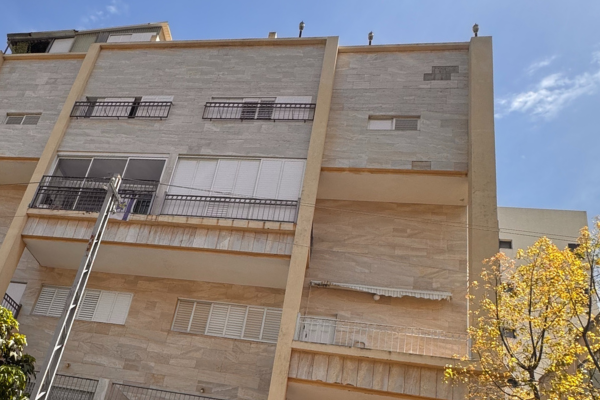 נפילת אריחים בבניין - צו מבנה מסוכן